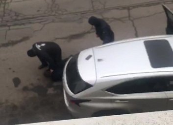 ВИДЕО, ФОТО: Взяточника на улице повязали СБУшники в Харькове (Соцсети)