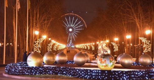 В парке Горького включили праздничную иллюминацию