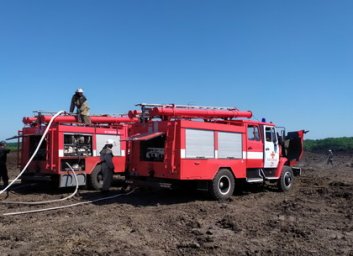 Пара автоцистерн боролась в поле с загоранием на &laquo;похороненном&raquo; японском бульдозере (ФОТО)