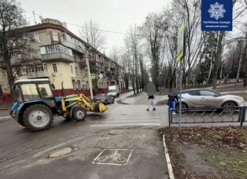 ДТП: японец не уступил и попал под трактор (ФОТО)