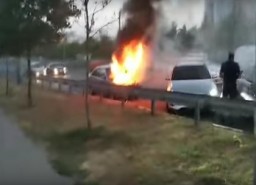 В Харькове загорелся автомобиль (ВИДЕО)