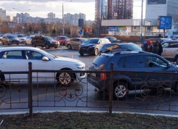 ДТП: легковушки не поделили перекресток и застопорили движение (ФОТО)