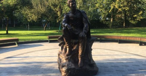 В сад Шевченко вернули памятник Быкову
