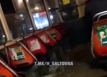 Вандализм на Салтовке: разбито окно в трамвае
