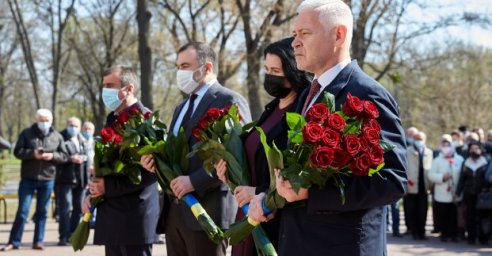 Харьковчане возложили цветы к памятнику жертвам Чернобыльской катастрофы
