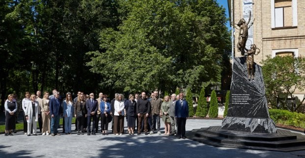 
В Харькове открыли памятник погибшим во время войны детям
