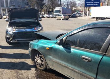 В противостоянии японца и корейца пострадала только техника (ФОТО, ВИДЕО)