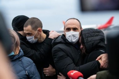 Освобожденные украинские моряки с судна Captain Khayyam вернулись домой после пяти лет удержания в Л