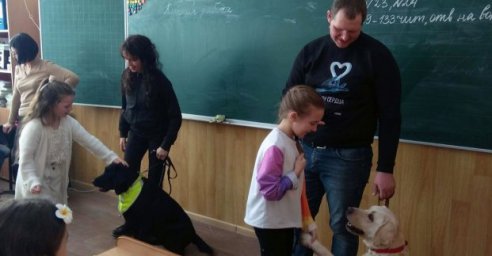 В Харькове школьников обучают безопасному общению с собаками