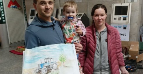 Художники рисуют с детьми на станциях харьковского метро