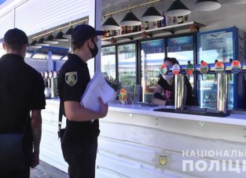 Полиция пришла на пляж Акважур проверять масочный режим (ФОТО)