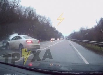 ВИДЕО: В сеть слили момента ДТП Mitsubishi Lancer с автомобилями Opel Astra и ЗАЗ Славута (Telegram)