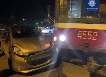 Из-за нарушившей ПДД легковушки на Салтовке в час пик не ходили трамваи (ФОТО)