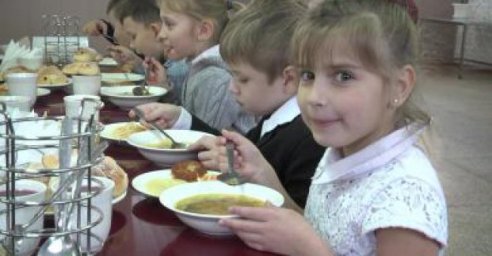 Город продолжает обеспечивать школьников бесплатным питанием