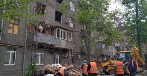 В Харькове более полутысячи дворников наводят порядок после обстрелов