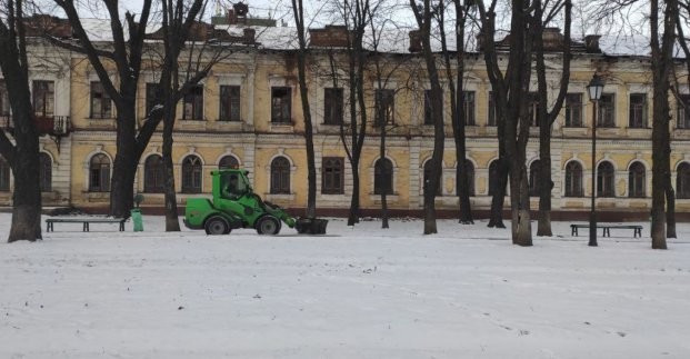 
В Харькове около двух тысяч коммунальщиков убирают снег
