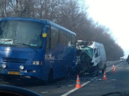 На трассе Харьков-Сумы в автобус врезалось грузовое авто «Газель»
