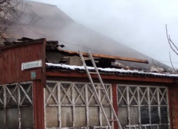 Спасатели гасили возгорание 5 часов - по итогу в обугленных вещах нашли труп мужчины (ФОТО)