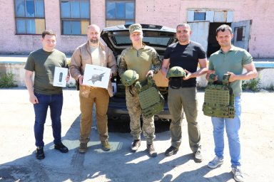 Защитники Харьковщины получили бронежилеты и каски