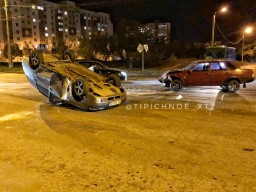 В Харькове в результате ДТП машина перевернулась на крышу (ФОТО)