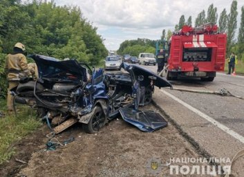 Жесткое ДТП с грузовиком: легковушка всмятку, двое - в неотложке (ФОТО)