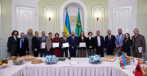 В городском совете наградили работников дипломатической службы