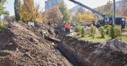 На улице Клочковской прокладывают новый трубопровод