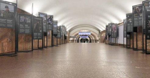 
В харьковском метро открылась фотовыставка «Города и их герои»

