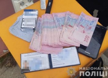 Крупная взятка и мзда ежемесячно: хитрый коп хотел нажиться на работе предприятия во время карантина