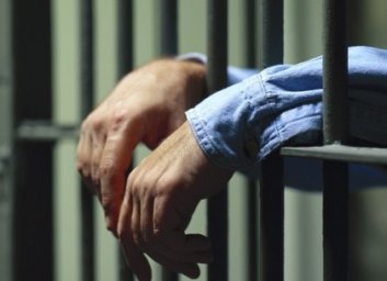 Захватил участок и построил дом и обеспечил себе казенное жилье за решеткой