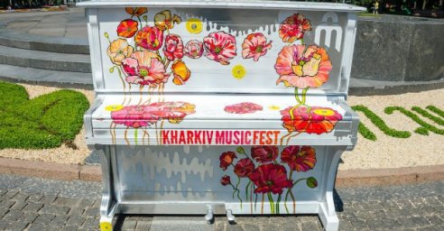 В Харькове на улицах установили пианино для желающих поиграть