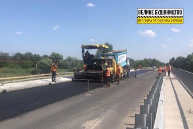 На выезде из Чугуева в направлении поселка Малиновка на мосту уложили асфальтобетонное покрытие