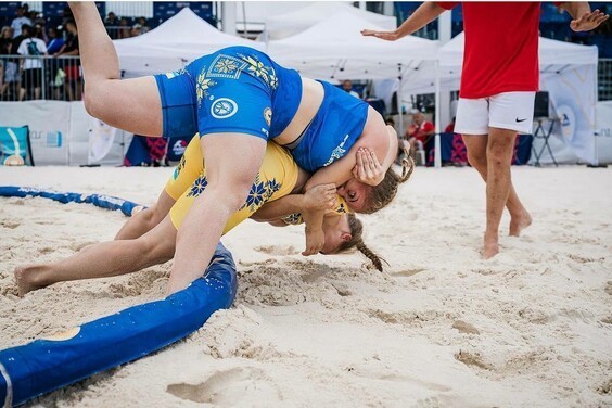 
        Харьковские спортсмены одержали победы на третьем этапе мировой серии по пляжной борьбе