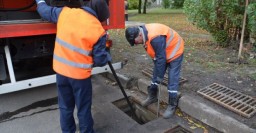 В Харькове для прочистки ливневой канализации используют новую технику