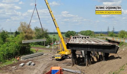Завершен монтаж балок на путепроводе возле с.Граково