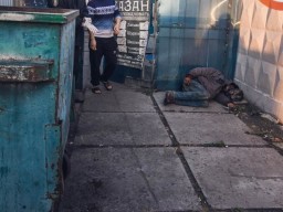 Возле метро в Киеве лежал труп: прохожие два часа не замечали, что мужчина умер (ФОТО)