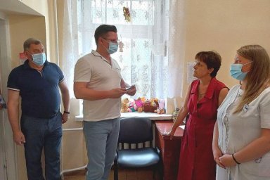 Антон Деньгуб ознакомился с работой центров массовой вакцинации в Изюмском районе