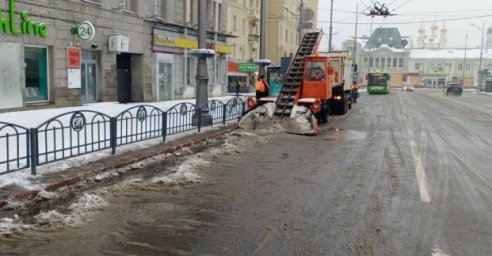 
Более ста единиц снегоуборочной техники расчищают дороги в Харькове
