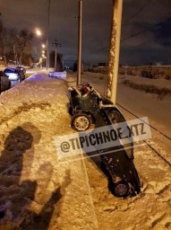 В Харькове машина вылетела с дороги и стала вертикально