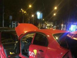 В Харькове такси протаранило витрину магазина (ФОТО)