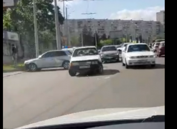 ДТП: две легковушки не поделили дорогу (ВИДЕО)