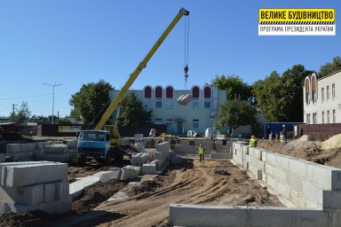 В новом корпусе детского сада в Песочине монтируют фундаментные блоки