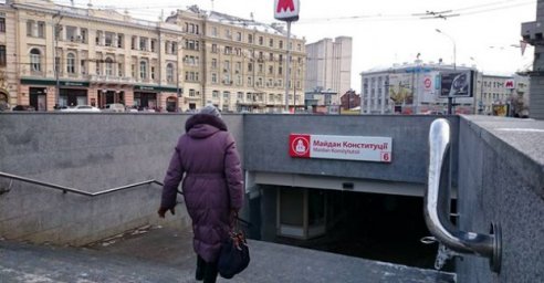 В метрополитене выяснили причины обрушения потолка вестибюля на &laquo;Площади Конституции&raquo;