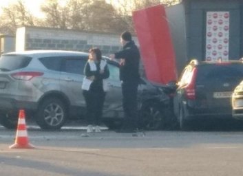 ДТП: разбиты три машины и киоск (ФОТО)