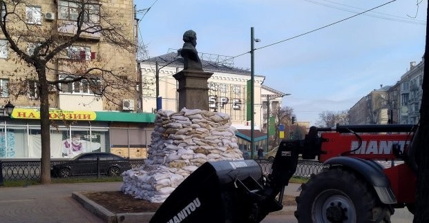 
Переносить ли памятник Пушкину, должно решать правительство
