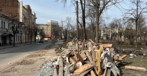 Более 1800 волонтеров убирают Харьков после обстрелов