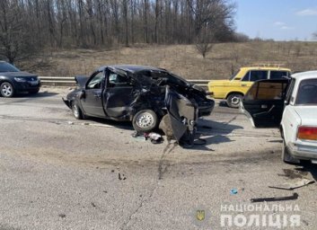 Полицейские устанавливают обстоятельства дуэли двух автовазов в Холодногорском районе (ФОТО)