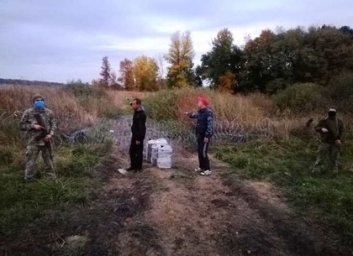 ФОТО: Двое нарушителей переправляли из РФ в Украину табак для кальяна на 100 000 гривен (ГПСУ)