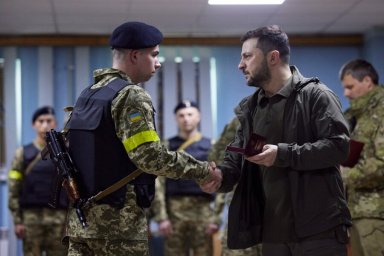 Президент Украины посетил передовые позиции на востоке страны и вручил военным государственные награ