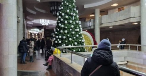 
В Харькове на станции метро установили новогоднюю елку
